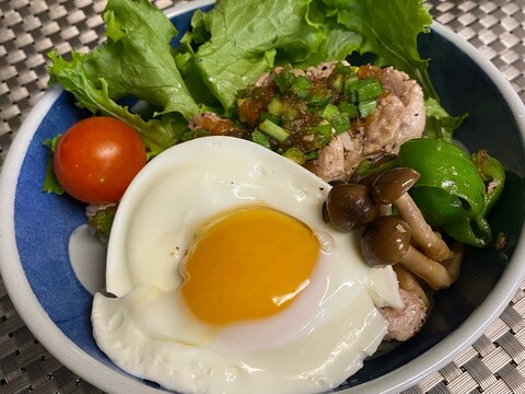 ニラ＋玉ねぎ醤油だれで❣️豚ヒレ肉のステーキ丼